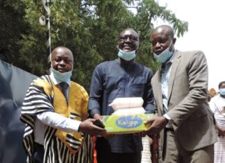 Ecole Primaire Publique de Pounkouyan : l’association Dalobé apporte du sourire aux élèves LA-REMISE-DES-VIVRES-AUX-ENSEIGNATS