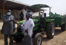 Renforcement de la production agricole : le projet P2RPIA-CNS vole au secours des producteurs du Seno SALIFOU-OUEDRAOGO-REMET-LES-CLES-UN-TRACTEUR