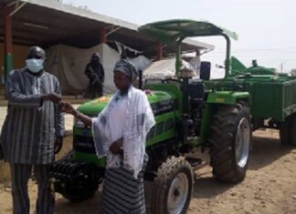 Renforcement de la production agricole : le projet P2RPIA-CNS vole au secours des producteurs du Seno SALIFOU-OUEDRAOGO-REMET-LES-CLES-UN-TRACTEUR