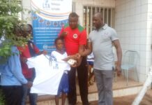 Football : le LTA offre un équipement sportif au club ESA REMISE-DE-MATERIEL-AU-CLUB-ESA