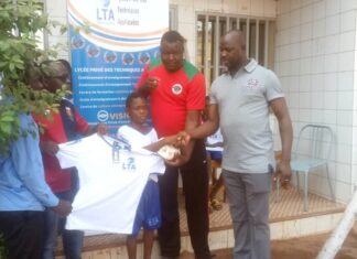 Football : le LTA offre un équipement sportif au club ESA REMISE-DE-MATERIEL-AU-CLUB-ESA