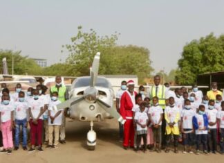 Baptême de l’air : IAMGOLD Essakane SA fait rêver les enfants dans le ciel !
