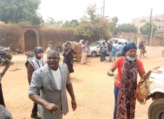 Mouvement AGIR ensemble : des militants demandent la démission du président Boubacar Diallo Mouvement –AGIR- ensemble- quand –des- militants- demandent- la- démission –du- président- Boubacar- Diallo