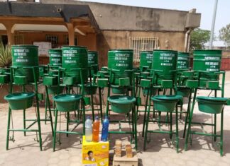 Hygiène et lutte contre la Covid-19 : des lave-mains pour plus d’une cinquantaine de ménages vulnérables de Kombissiri burkina-kombissiri-covid-19-association-teb-manegda