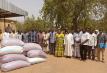 Soutien aux personnes déplacées internes : L’OCADES, solidaire des personnes déplacées internes au Bazèga burkina-kombissiri-ocades-vivres-déplaces