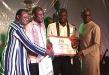 journées portes ouvertes de la RTB: le mérite du Fonds Burkinabé de Développement Économique et Social reconnu LE-DG-DU-FBDES-RECEVANT-SON-ATTESTATION-DE-RECONNAISSANCE