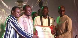 journées portes ouvertes de la RTB: le mérite du Fonds Burkinabé de Développement Économique et Social reconnu LE-DG-DU-FBDES-RECEVANT-SON-ATTESTATION-DE-RECONNAISSANCE