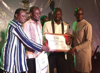 journées portes ouvertes de la RTB: le mérite du Fonds Burkinabé de Développement Économique et Social reconnu LE-DG-DU-FBDES-RECEVANT-SON-ATTESTATION-DE-RECONNAISSANCE