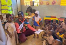 Houndé : le député maire Boureima Dissan GNOUMOU en visite au centre d’éveil et d’éducation préscolaire LE-DEPUTE-MAIRE-FACE-AUX-ELEVES