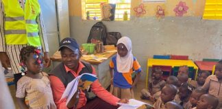 Houndé : le député maire Boureima Dissan GNOUMOU en visite au centre d’éveil et d’éducation préscolaire LE-DEPUTE-MAIRE-FACE-AUX-ELEVES