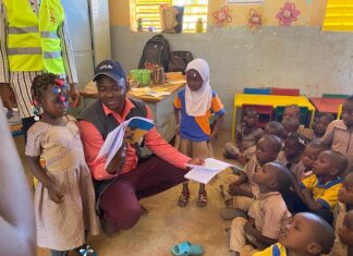 Houndé : le député maire Boureima Dissan GNOUMOU en visite au centre d’éveil et d’éducation préscolaire LE-DEPUTE-MAIRE-FACE-AUX-ELEVES