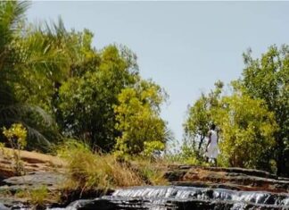 Baignade rafraîchissante dans les chutes de Karfiguèla !