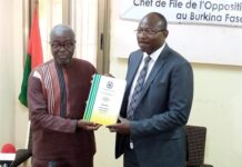 En fin de mission , le président du HCRUN remet son rapport au chef de file de l’opposition politique Fin –de- mission –le- président- du- HCRUN –remet- son -rapport –au- chef -de -file –de- l’opposition -politique