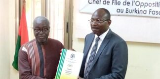 En fin de mission , le président du HCRUN remet son rapport au chef de file de l’opposition politique Fin –de- mission –le- président- du- HCRUN –remet- son -rapport –au- chef -de -file –de- l’opposition -politique