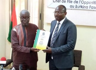 En fin de mission , le président du HCRUN remet son rapport au chef de file de l’opposition politique Fin –de- mission –le- président- du- HCRUN –remet- son -rapport –au- chef -de -file –de- l’opposition -politique