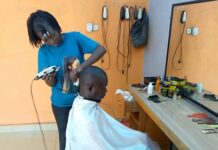 Mode : être une référence dans la coiffure masculine, c’est le rêve de Tatiana Tapsoba Mode- être- une –coiffeuse- masculine- renommée-c’est- le –rêve- de -Tatiana -Tapsoba