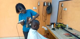 Mode : être une référence dans la coiffure masculine, c’est le rêve de Tatiana Tapsoba Mode- être- une –coiffeuse- masculine- renommée-c’est- le –rêve- de -Tatiana -Tapsoba