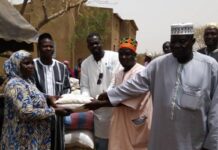 Kaya : la Fondation Naaba Kougri-Tansoaba de Pensa offre des vivres aux déplacés internes Kaya -la -Fondation -Naaba -Kougri-Tansoaba- de- Pensa –offre- des- vivres- aux- déplacés -internes