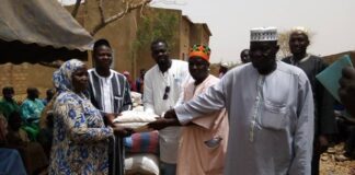 Kaya : la Fondation Naaba Kougri-Tansoaba de Pensa offre des vivres aux déplacés internes Kaya -la -Fondation -Naaba -Kougri-Tansoaba- de- Pensa –offre- des- vivres- aux- déplacés -internes