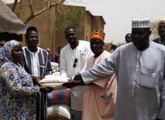 Kaya : la Fondation Naaba Kougri-Tansoaba de Pensa offre des vivres aux déplacés internes Kaya -la -Fondation -Naaba -Kougri-Tansoaba- de- Pensa –offre- des- vivres- aux- déplacés -internes