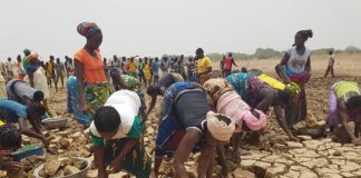 Goundi : le barrage s’ensable et à mains nues, la population tente de le curer Goundi –le- barrage- s’ensable –et- à –mains- nues- la -population -tente –de- le- curer