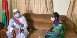 Éducation : Justin Dofiko Dofini, Tableau d’Honneur 2020 de Houndé reçu en audience par le maire Éducation –Justin- Dofiko –Dofini-Tableau -d’Honneur -2020 -de -Houndé –reçu- en -audience -par –le- maire