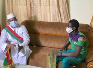 Éducation : Justin Dofiko Dofini, Tableau d’Honneur 2020 de Houndé reçu en audience par le maire Éducation –Justin- Dofiko –Dofini-Tableau -d’Honneur -2020 -de -Houndé –reçu- en -audience -par –le- maire