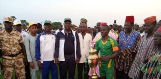 Première édition de la coupe du Maire de Pô en football : le secteur n°4 s’empare du trophée UNE-VUE-DE-LA-REMISE-DE-TROPHEE
