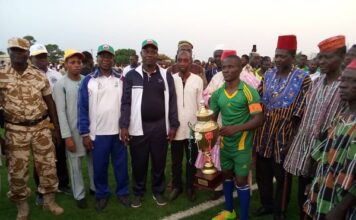 Première édition de la coupe du Maire de Pô en football : le secteur n°4  s’empare du  trophée UNE-VUE-DE-LA-REMISE-DE-TROPHEE