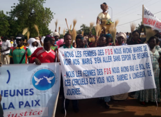 Manifestation pacifique contre l’insécurité : à Kaya, les populations ont arpenté les rues balais et spatules en mains