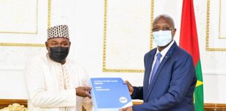 Burkina Faso : le secrétaire permanent de l’OHADA remet le code bleu au premier ministre Burkina- Faso-le -secrétaire -permanent –de- l’OHADA –remet- le- code –bleu- au –premier- ministre