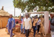 Promotion du cinéma burkinabè : le Ministre Pingdwendé Gilbert OUEDRAOGO sur le plateau de tournage de la Saison 2 de la série burkinabè « Bienvenue à Kikidéni »