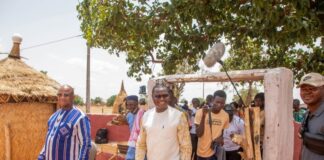 Promotion du cinéma burkinabè : le Ministre Pingdwendé Gilbert OUEDRAOGO sur le plateau de tournage de la Saison 2 de la série burkinabè « Bienvenue à Kikidéni »