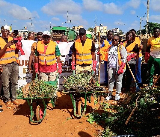 15 ans d’engagement citoyen : IAMGOLD Essakane nettoie avec la Brigade Verte