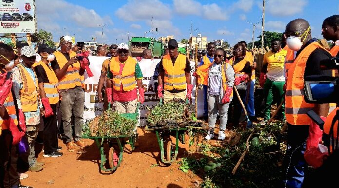 15 ans d’engagement citoyen : IAMGOLD Essakane nettoie avec la Brigade Verte
