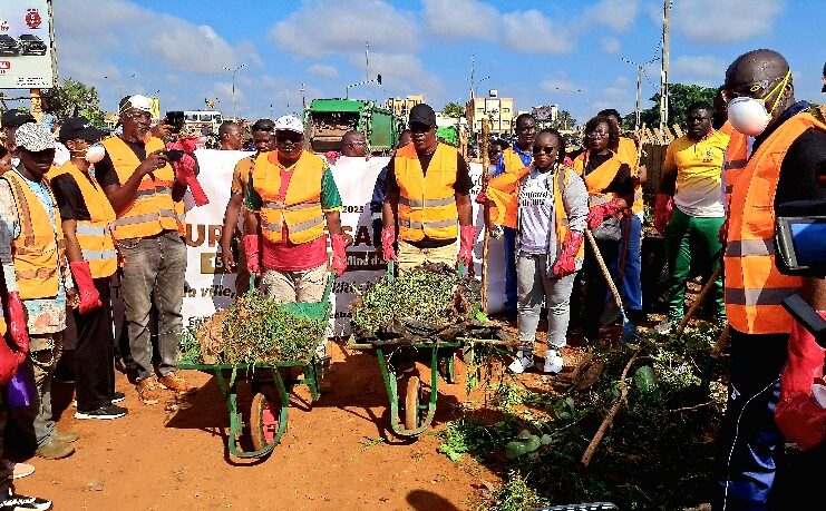 15 ans d’engagement citoyen : IAMGOLD Essakane nettoie avec la Brigade Verte